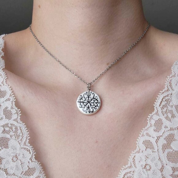 Vintage 90s style victorian gothic thorns silver circle pendant necklace - Picture 2 of 9